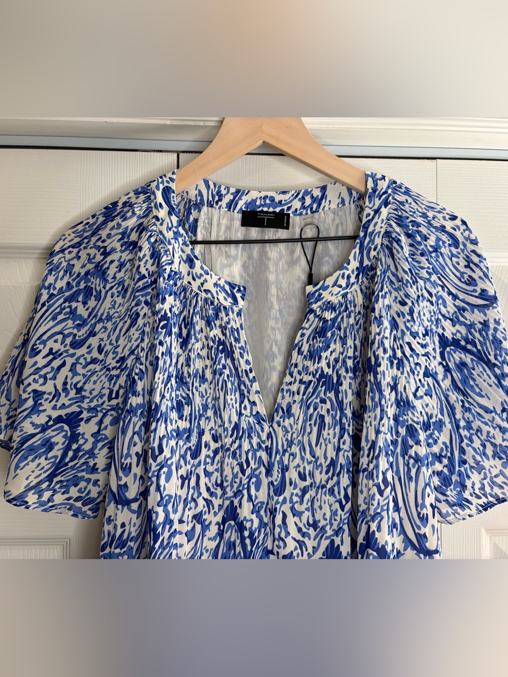 Women’s Tahari blue and white paisley print split v neckline blouse size 3X NWOT - Picture 2 of 6